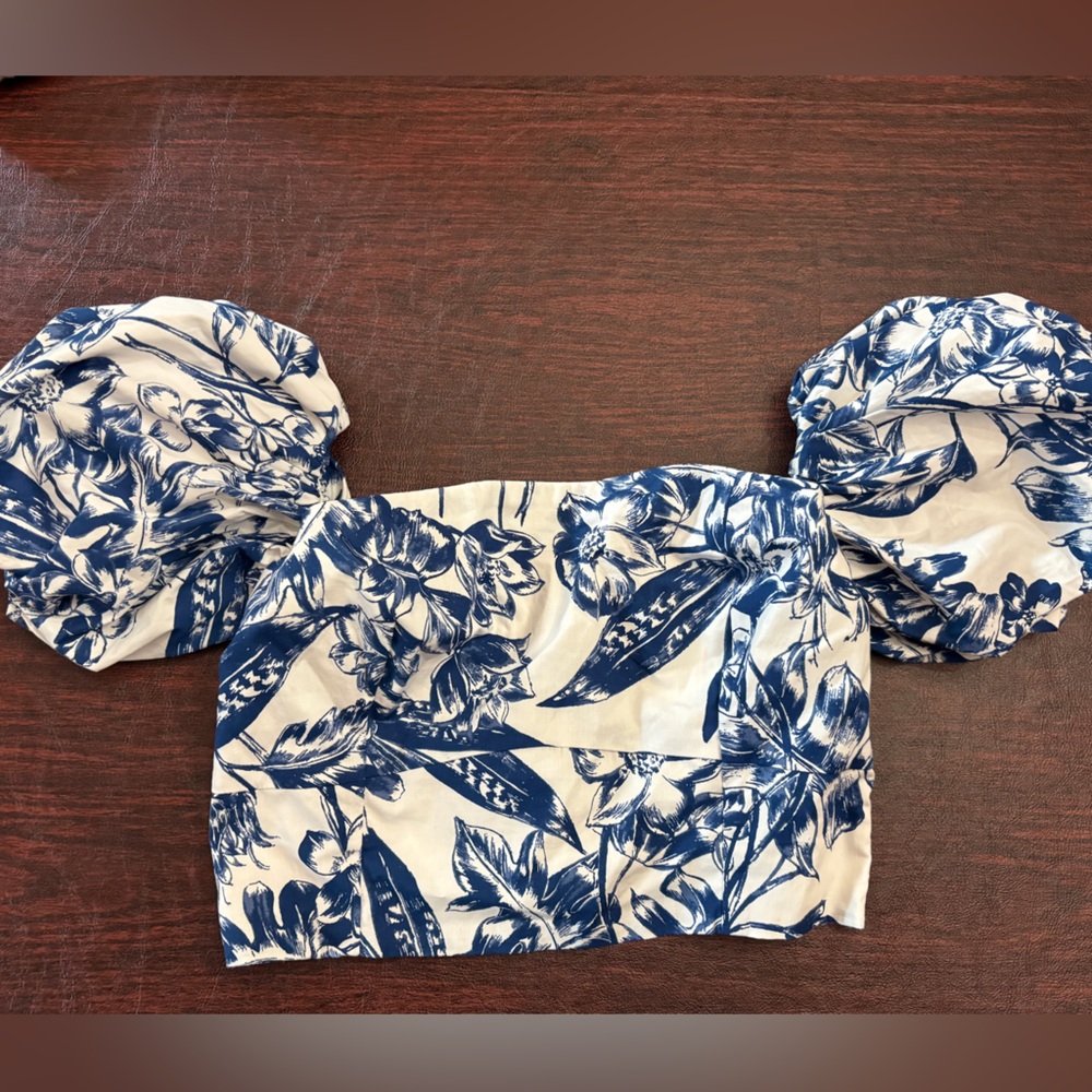 New with tags - Abercrombie Women’s size S off the shoulder puff sleeve top
